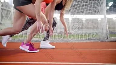 两名年轻妇女准备在<strong>跑道上跑步</strong>，并同步开始<strong>跑步</strong>